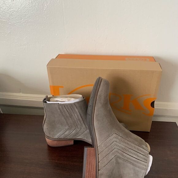 Korks easy cutler nubuck bootie size 7 new in box - Picture 6 of 10